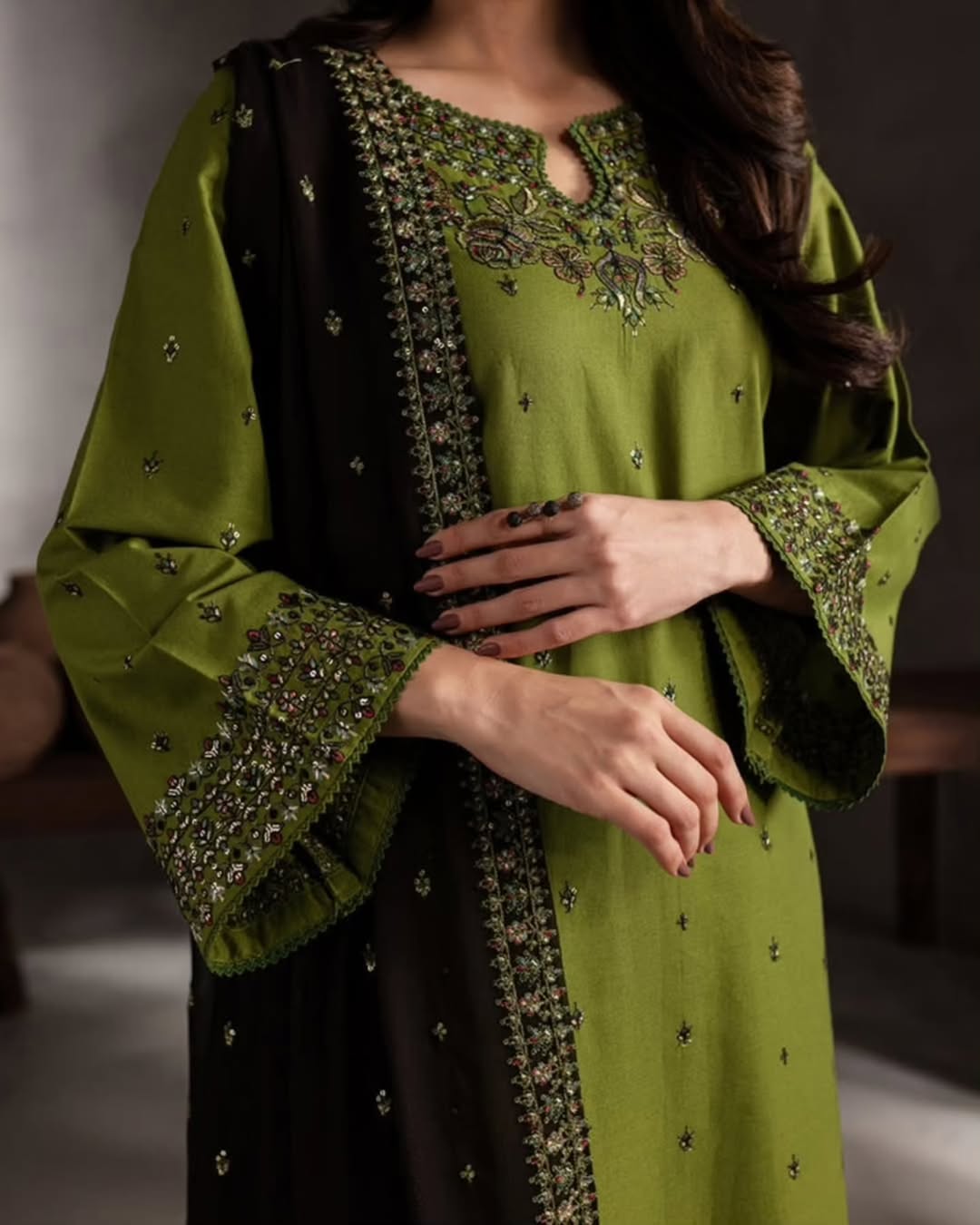 EZZA 3PC DRES 🌱@vestiabrand 3pc pure lawn embroidered dress with crinkle chiffon embroidered d.heic (4).jpg
