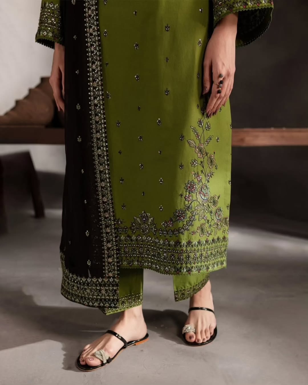 EZZA 3PC DRES 🌱@vestiabrand 3pc pure lawn embroidered dress with crinkle chiffon embroidered d.heic (5).jpg